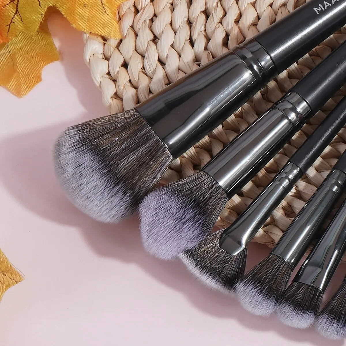 MAANGE 20Pcs Professional Makeup Brushes Set Foundation Concealer Eyeshadow Blush Brush Blending Beauty Tools with Portable Box